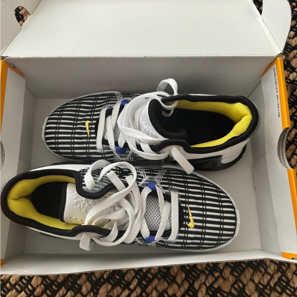 Amazing condition basketball shoes !